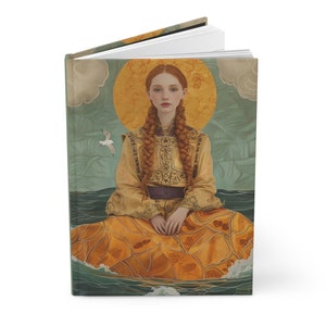 Op de afbeelding: Een vrouw met lange rode vlechten zit op een groot, oranje, getextureerd oppervlak, omringd door water. Ze draagt een gele, geborduurde jurk met een paarse band. De achtergrond is een groene en blauwe aquarelwas met een gele zon.