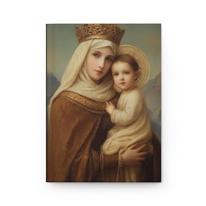 Può includere: Diario con copertina rigida raffigurante un dipinto classico di una donna e un bambino. La donna indossa una corona d'oro e un mantello marrone, che tiene in braccio il bambino. L'opera d'arte ha una palette di colori tenui con accenti oro e marrone.