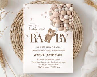 Puede incluir: Invitación a un baby shower con un osito de peluche sosteniendo globos. El texto dice "We can bearly wait BABY" e incluye detalles para el baby shower de Avery Johnson. La invitación está sobre un fondo blanco con estrellas.