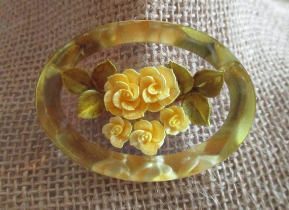 Vintage 1950s Yellow Roses Reverse Carved Lucite … - image 2