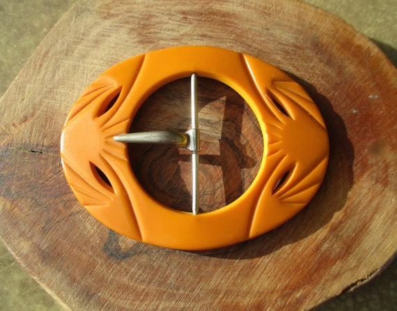 Vintage 1940s Carved Butterscotch Bakelite Belt Bu