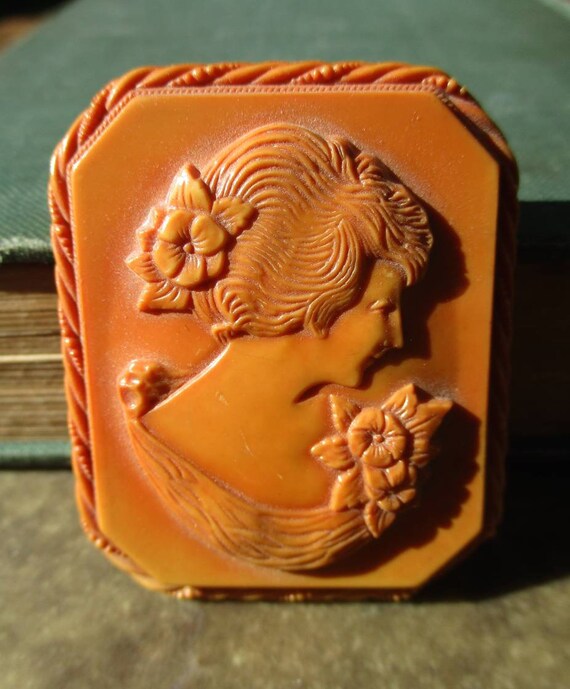 Vintage 1930s Celluloid Plastic Cameo Brooch