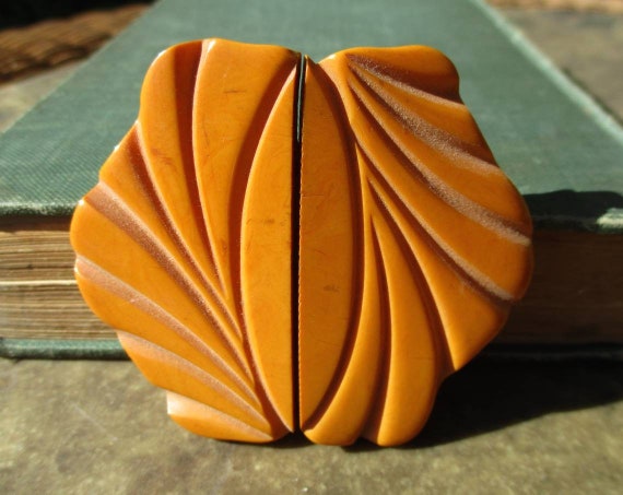 Vintage 1940s Butterscotch Bakelite Carved Belt Bu