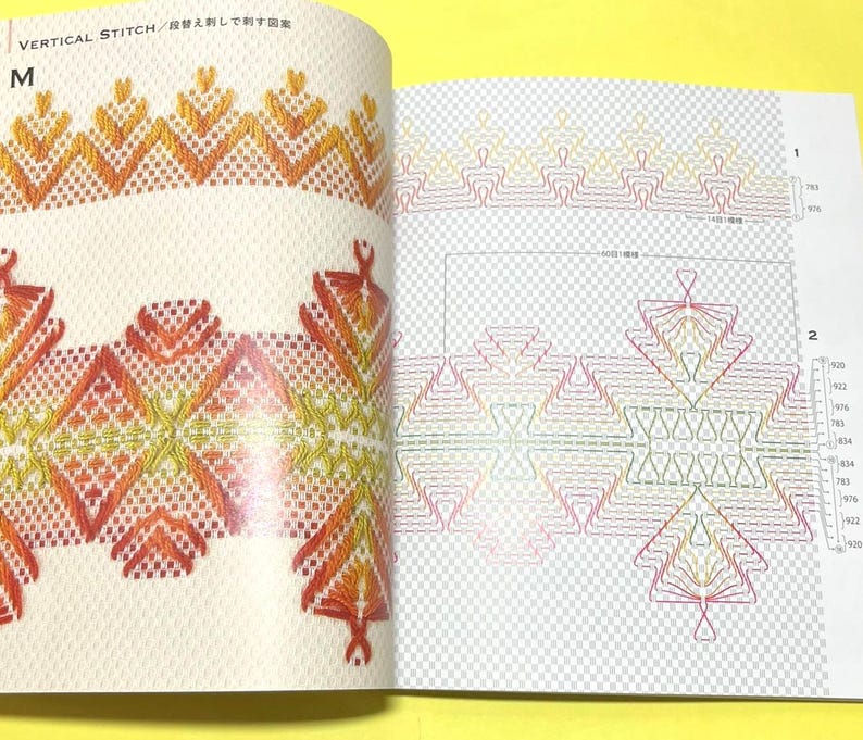 Puede incluir: P&aacute;gina de libro abierta con diagramas de puntadas de bordado. Los diagramas presentan patrones geom&eacute;tricos en tonos naranja, amarillo y rojo. El texto "VERTICAL STITCH" es visible en la parte superior de la p&aacute;gina.