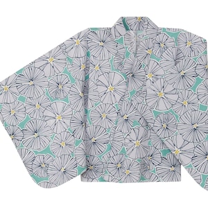 以下が含まれることがあります： 花柄の着物風ローブ。白地で、グレーの花が大きく描かれ、ネイビーの縁取りと黄色の中心が特徴です。背景は明るいティール色です。ゆったりとした、流れるような衣服です。