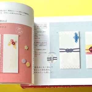 Puede incluir: P&aacute;gina de un libro de manualidades que muestra ejemplos de sobres ceremoniales japoneses. Los sobres blancos presentan elementos decorativos como cintas, nudos y origami. Se puede ver texto en japon&eacute;s.
