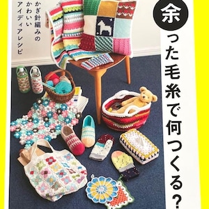 以下が含まれることがあります： 黒い持ち手と「But First, Coffee」のテキストが黒い太字で書かれた白いセラミックマグ。マグカップはぼやけた背景に置かれており、居心地の良い環境を示唆しています。