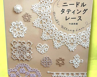 Może przedstawiać: Okładka książki z tytułem "Needle Tatting Lace" w języku japońskim, prezentująca przykłady białych i beżowych wzorów koronek. Okładka zawiera tekst w języku japońskim i angielskim, ilustrujący różne wzory koronek.