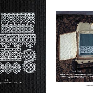 Op de afbeelding: Een boekpagina met witte kruissteekpatronen op een zwarte achtergrond, en een boek met een turquoise omslag en een wit kanten ontwerp. De linkerpagina toont steekontwerpen. De rechterpagina toont een boek en foto's. Afmetingen in cm.