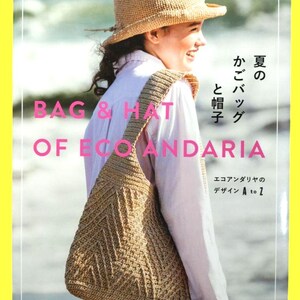 Peut inclure: Couverture de livre montrant une femme avec un chapeau de paille et un sac en crochet avec un motif géométrique. Le sac est porté sur son épaule. Le texte de la couverture indique "BAG & HAT OF ECOANDARIA" et du texte japonais.