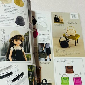 Op de afbeelding: Een pagina uit een Japans knutselboek met miniatuuraccessoires. De pagina bevat afbeeldingen van hoeden, handtassen en een pop met een zwarte jurk en een cr&egrave;mekleurige hoed. De tekst van het boek is in het Japans.