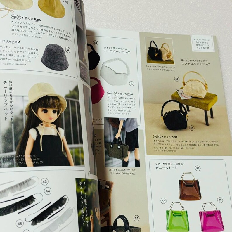 Op de afbeelding: Een pagina uit een Japans knutselboek met miniatuuraccessoires. De pagina bevat afbeeldingen van hoeden, handtassen en een pop met een zwarte jurk en een cr&egrave;mekleurige hoed. De tekst van het boek is in het Japans.