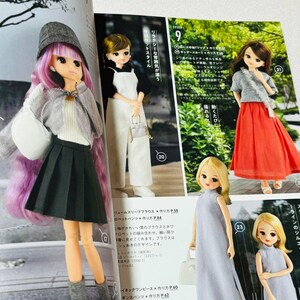 Op de afbeelding: Een magazinepagina met modepoppen in verschillende outfits. E&eacute;n pop draagt een zwarte geplooide rok, een grijze jas en een hoed. Een andere pop draagt een witte jumpsuit en anderen dragen jurken. De pagina bevat Japanse tekst en stijlbeschrijvingen.