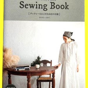以下が含まれることがあります： 斑点のあるマット仕上げのセラミックマグカップ3個セット。マグカップはクリーム色、ライトグレー、ダークグレーの色合いです。各マグカップはシンプルでミニマリストなデザインで、コーヒーや紅茶に最適です。