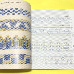 Puede incluir: Libro abierto que muestra patrones de bordado detallados. La p&aacute;gina izquierda muestra dise&ntilde;os azules y dorados sobre un fondo crema. La p&aacute;gina derecha presenta patrones similares en una paleta de colores m&aacute;s clara, con diagramas numerados.