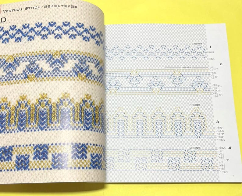 Puede incluir: Libro abierto que muestra patrones de bordado detallados. La p&aacute;gina izquierda muestra dise&ntilde;os azules y dorados sobre un fondo crema. La p&aacute;gina derecha presenta patrones similares en una paleta de colores m&aacute;s clara, con diagramas numerados.