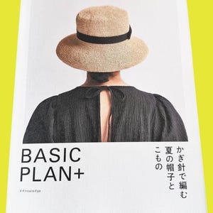Può includere: Copertina di un libro con una persona che indossa un cappello da sole beige con una fascia nera e un top nero. Il testo "BASIC PLAN+" è stampato in grandi lettere nere in grassetto. È visibile anche testo giapponese aggiuntivo.