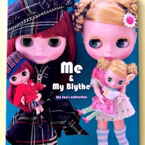 Könnte beinhalten: Ein Buchcover mit dem Titel Me & My Blythe the fan's collection, produziert von Junie Moon. Das Cover zeigt zwei große Puppen mit überdimensionalen Köpfen und zwei kleinere Puppen. Eine große Puppe hat rotes Haar und ein kariertes Barett.