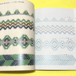 Puede incluir: Libro abierto que muestra patrones de puntadas de bordado detallados. La p&aacute;gina izquierda muestra varios dise&ntilde;os en verde, marr&oacute;n y azul sobre un fondo crema. La p&aacute;gina derecha presenta dibujos lineales de los mismos patrones. El texto en la parte superior dice "OBLIQUE STITCH".