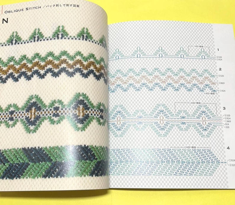 Puede incluir: Libro abierto que muestra patrones de puntadas de bordado detallados. La p&aacute;gina izquierda muestra varios dise&ntilde;os en verde, marr&oacute;n y azul sobre un fondo crema. La p&aacute;gina derecha presenta dibujos lineales de los mismos patrones. El texto en la parte superior dice "OBLIQUE STITCH".