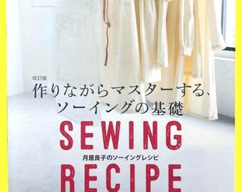 Può includere: Copertina di un libro con il titolo "SEWING RECIPE" in lettere rosse. La copertina presenta una fila di abiti color crema appesi a un appendiabiti. Il testo nell'immagine include caratteri giapponesi e le parole "SEWING" e "RECIPE".
