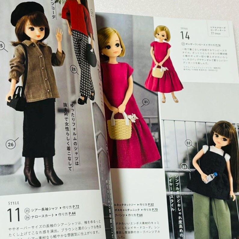 Op de afbeelding: Een pagina uit een modeblad met verschillende poppen in verschillende outfits. E&eacute;n pop draagt een bruine jas, een zwarte rok en laarzen. Een andere pop draagt een rode jurk en een andere een zwarte top en een groene broek.