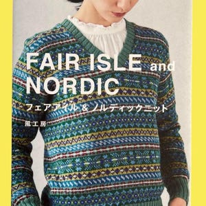 Może przedstawiać: Okładka książki o dzianinach Fair Isle i nordyckich. Obraz przedstawia osobę w swetrze z dekoltem w kształcie litery V z zielonym, niebieskim i żółtym geometrycznym wzorem. Widoczny jest tekst "FAIR ISLE and NORDIC".