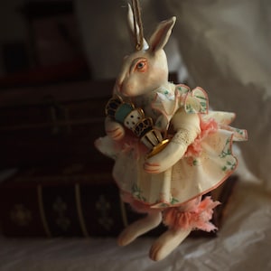 Adorno de conejo de inspiración vintage hecho a mano, figura única de liebre de Alicia en el País de las Maravillas, decoración de pared personalizada, regalo de conejo para coleccionistas.