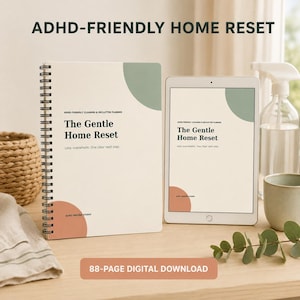 Peut inclure: Un agenda à reliure spirale et une tablette affichant le titre The Gentle Home Reset, ADHD-Friendly Cleaning & Declutter Planner, Less overwhelm, One clear next step, Quiet Ground Studio. La couverture présente des formes crème, vert sauge et terre cuite.