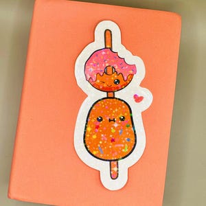 Pegatina troquelada resistente al agua con diseño de palitos de patata y donut con acabado brillante y estrellado. Ideal para usar en portátiles, diarios, agendas, álbumes de recortes y botellas de agua.
