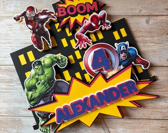 Topper per torta di compleanno personalizzato ispirato agli Avengers / Decorazione per feste di supereroi in stile fumetto personalizzata con nome ed età