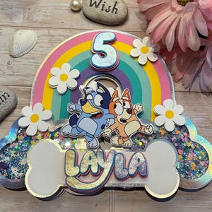 Adorno para tarta de cumpleaños personalizado inspirado en Bluey / Adorno para coctelera de confeti personalizado con nombre y edad
