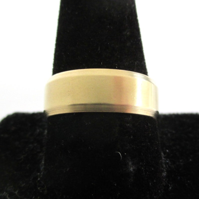 Solid Brass Band / Gold Ring 8mm Wide w/ Beveled Edges, Size 11.25 Bild 5