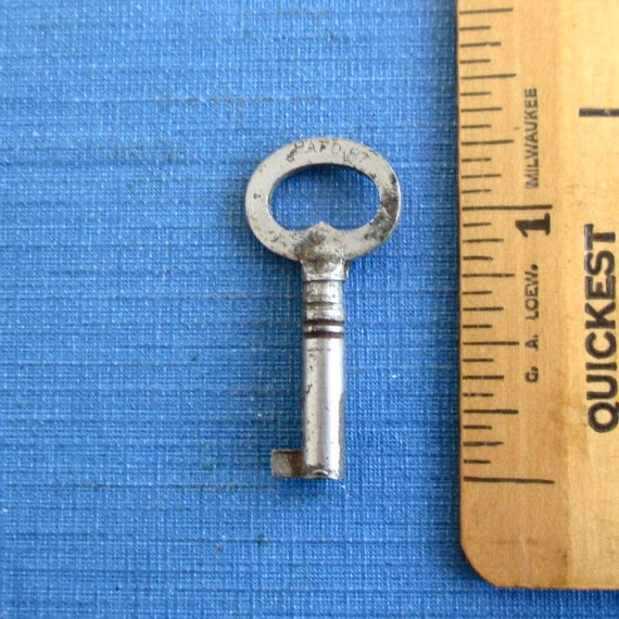 4 Vintage Solid Barrel Antique Skeleton Keys In A Variety Of Cuts And Sizes  M