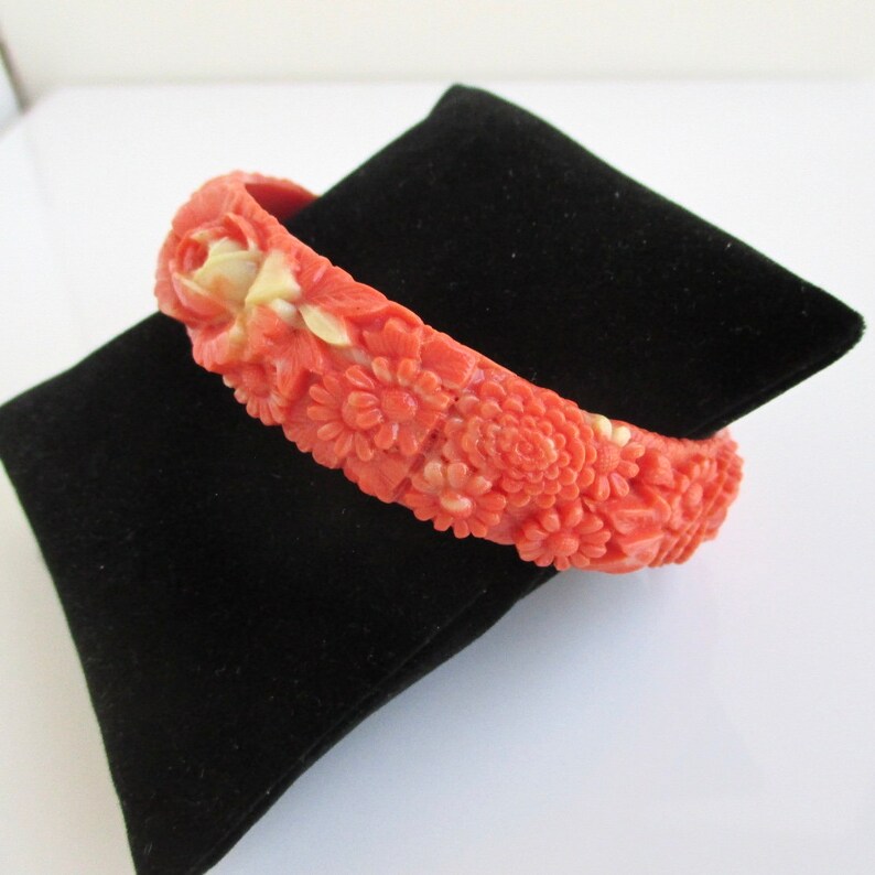 Daisy /& Chrysanthemum Design Celluloid Flower Bangle Bracelet High Relief Rose Unique Salmon and Off White Color