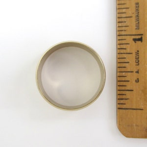 Solid Brass Band / Gold Ring 8mm Wide w/ Beveled Edges, Size 11.25 Bild 3