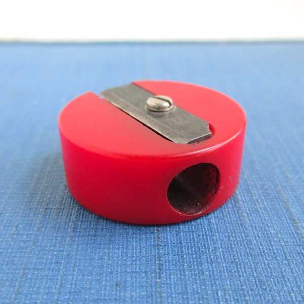 Red Bakelite Pencil Sharpener - Vintage, Round (Dull Blade)
