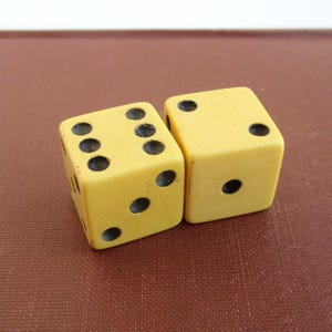 3/4&quot; Bakelite Dice - Vintage Light Yellow Larger Dice