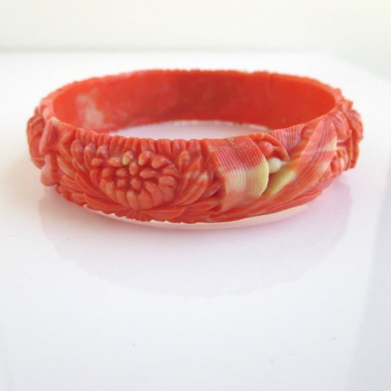 Daisy /& Chrysanthemum Design Celluloid Flower Bangle Bracelet High Relief Rose Unique Salmon and Off White Color