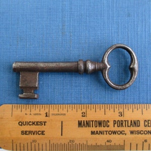 3 3/8&quot; Skeleton Key with Nice Chunky Design - Vintage / Antique, Heavy