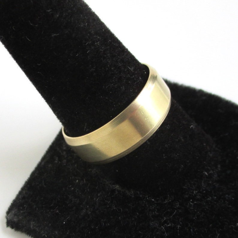 Solid Brass Band / Gold Ring 8mm Wide w/ Beveled Edges, Size 11.25 Bild 6