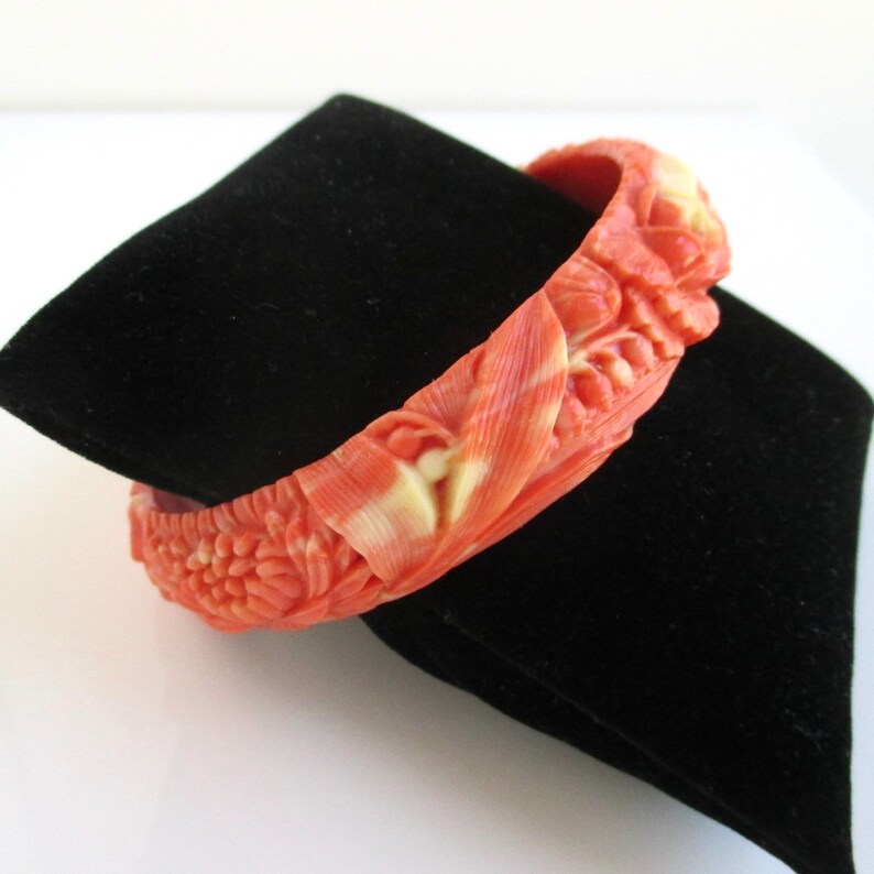 Daisy /& Chrysanthemum Design Celluloid Flower Bangle Bracelet High Relief Rose Unique Salmon and Off White Color