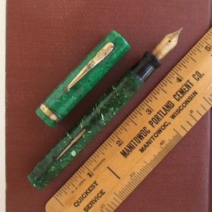 Sheaffer Fountain Pen in Green Jade & Gold Trim - Vintage Large Sheaffer&#39;s White Dot w/ 14K Nib (Not Working / As Is)
