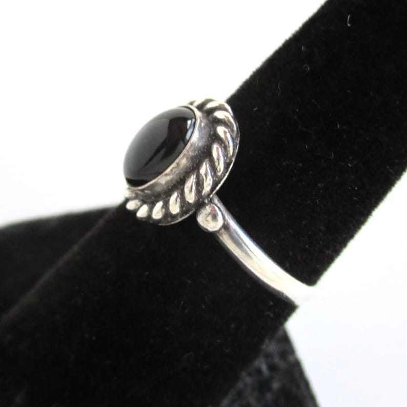 Size 7 Vintage 925 Sterling Silver /& Black Stone Ring