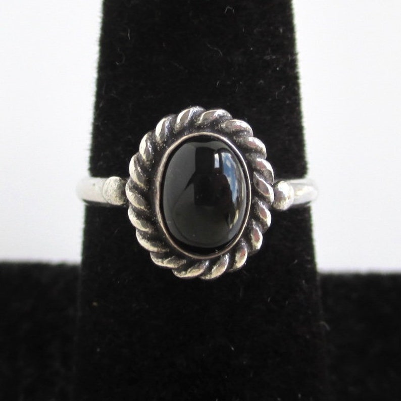 Size 7 Vintage 925 Sterling Silver /& Black Stone Ring