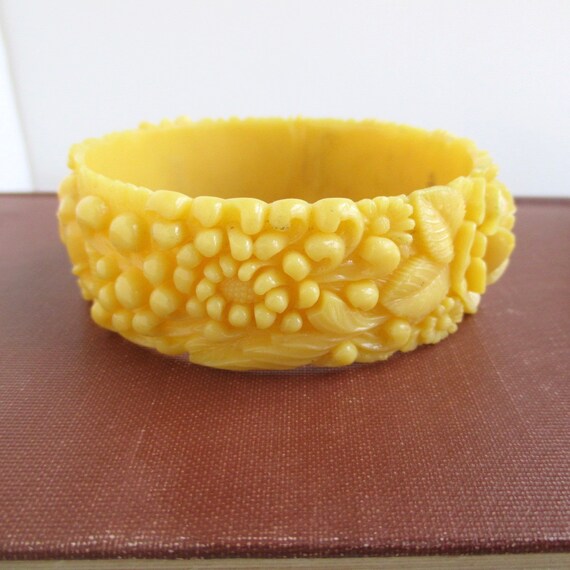 Daisy /& Chrysanthemum Design Celluloid Flower Bangle Bracelet High Relief Rose Unique Salmon and Off White Color