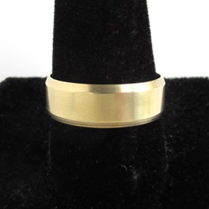 Solid Brass Band / Gold Ring 8mm Wide w/ Beveled Edges, Size 11.25 Bild 4