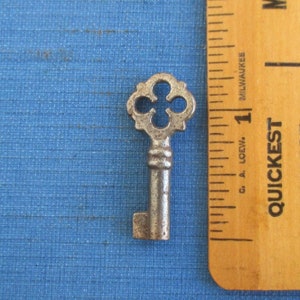 Small Skeleton Key w/ Star Bow Design & Hollow Barrel - Vintage Silver Tone, 1 1/4", Unusual Pendant