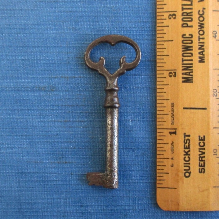 4 Vintage Solid Barrel Skeleton Keys In A Variety Of Cuts And Sizes