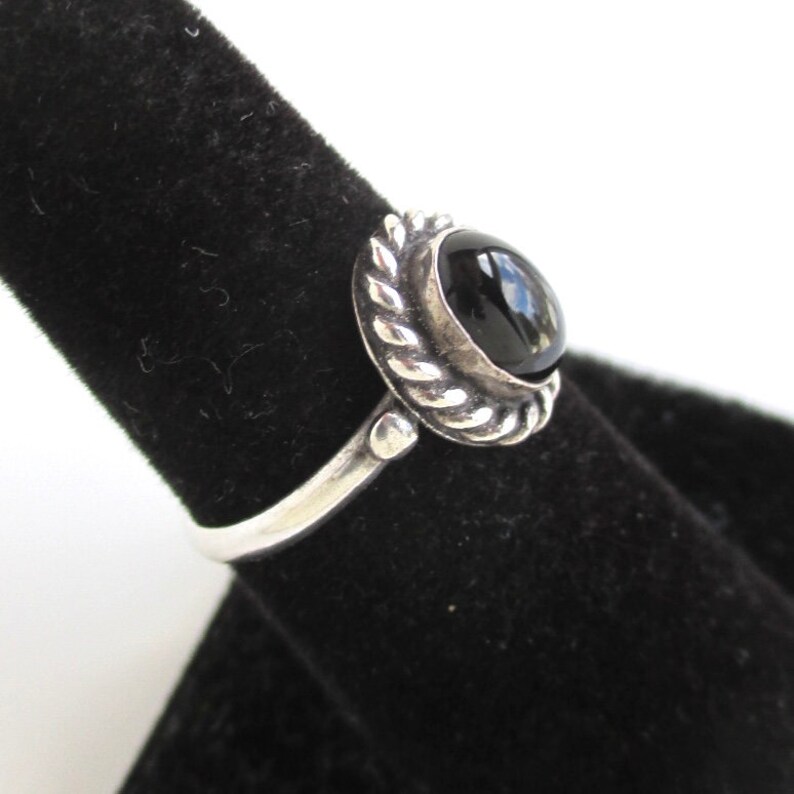Size 7 Vintage 925 Sterling Silver /& Black Stone Ring